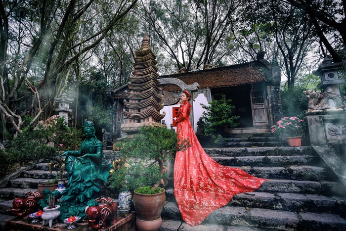 Nét đẹp Tết xưa qua tà áo dài của nhà tạo mẫu tóc Văn Minh Phương với những mẫu áo dài cầu kỳ rực rỡ sắc xuân