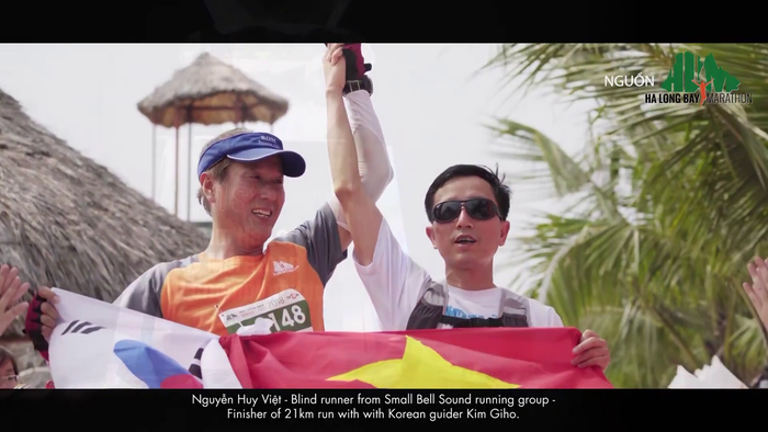 Anh Nguyễn Huy Việt (đeo kính) trở thành người khiếm thị đầu tiên của Việt Nam hoàn thành Half Marathon tại một giải chạy chính thức ở Hạ Long Bay Marathon 2018