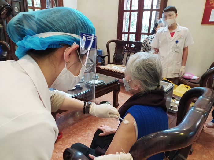 Hà Nội: Đến tận nhà tiêm vaccine cho người cao tuổi - Ảnh 8.