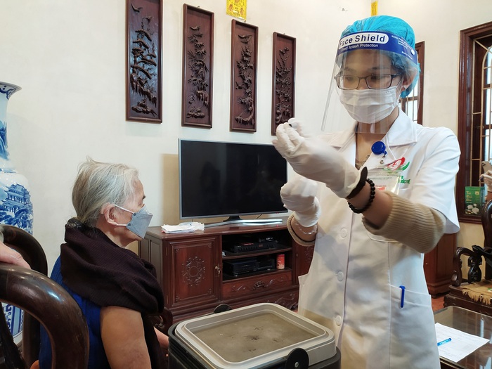 Hà Nội: Đến tận nhà tiêm vaccine cho người cao tuổi - Ảnh 7.