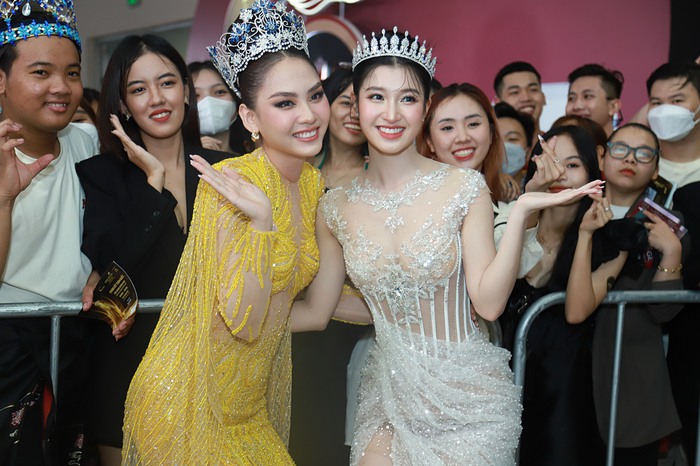 Thảm đỏ Chung kết Hoa hậu Hòa bình Việt Nam 2022: Thùy Tiên khoe vòng 1 gợi cảm lấn át dàn người đẹp - Ảnh 3.