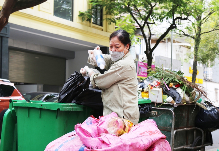 Nữ &quot;phu rác&quot; 67 tuổi ở Hà Nội: Ngày nào nghỉ, mẹ tôi phải nhịn thuốc - Ảnh 5.