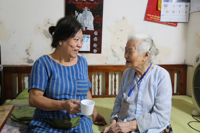 Nữ &quot;phu rác&quot; 67 tuổi ở Hà Nội: Ngày nào nghỉ, mẹ tôi phải nhịn thuốc - Ảnh 2.
