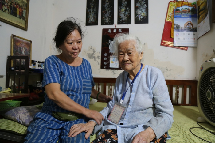 Nữ &quot;phu rác&quot; 67 tuổi ở Hà Nội: Ngày nào nghỉ, mẹ tôi phải nhịn thuốc - Ảnh 3.