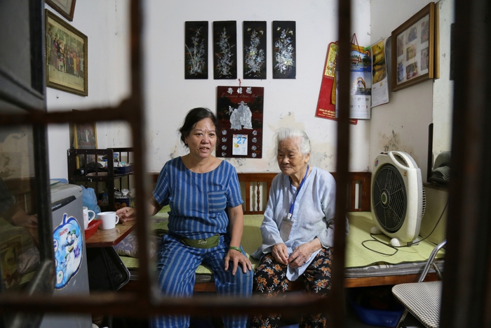 Nữ &quot;phu rác&quot; 67 tuổi ở Hà Nội: Ngày nào nghỉ, mẹ tôi phải nhịn thuốc - Ảnh 4.