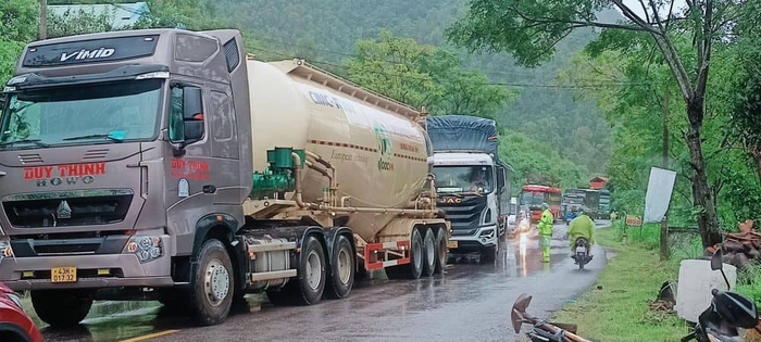 Quảng Nam: Chính quyền dùng xe tải đưa học sinh, người dân vượt lũ về nhà - Ảnh 5.