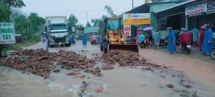 Quảng Nam: Chính quyền dùng xe tải đưa học sinh, người dân vượt lũ về nhà - Ảnh 1.