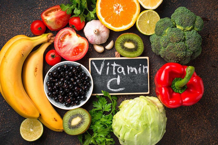 7 vitamin và khoáng chất giúp tăng cường sức khỏe cho người cao tuổi khi thời tiết chuyển lạnh - Ảnh 1.