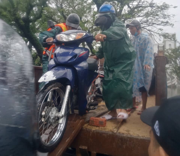 Quảng Nam: Chính quyền dùng xe tải đưa học sinh, người dân vượt lũ về nhà - Ảnh 4.