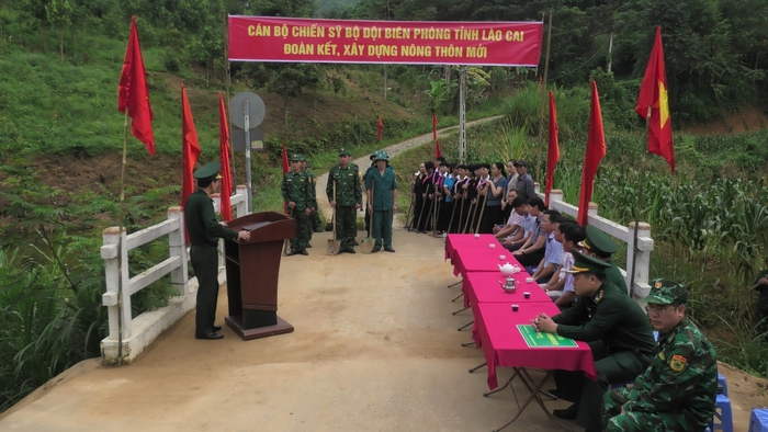 Lào Cai: Bộ đội biên phòng ra quân giúp bà con biên giới xoá bỏ đường đất đá xuống cấp  - Ảnh 2.