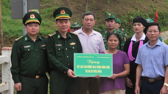 Lào Cai: Bộ đội biên phòng ra quân giúp bà con biên giới xoá bỏ đường đất đá xuống cấp  - Ảnh 1.