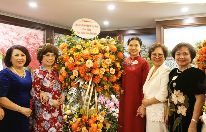 Chủ tịch Hội LHPN Việt Nam thăm, chúc mừng Hiệp hội nữ Doanh nhân Việt Nam - Ảnh 1.