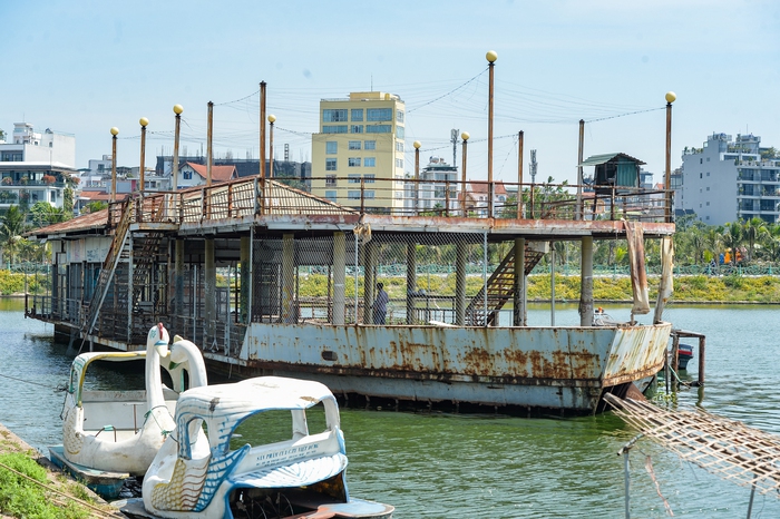 Hà Nội: Tháo dỡ du thuyền hàng chục tỷ bỏ hoang trên hồ Tây  - Ảnh 6.