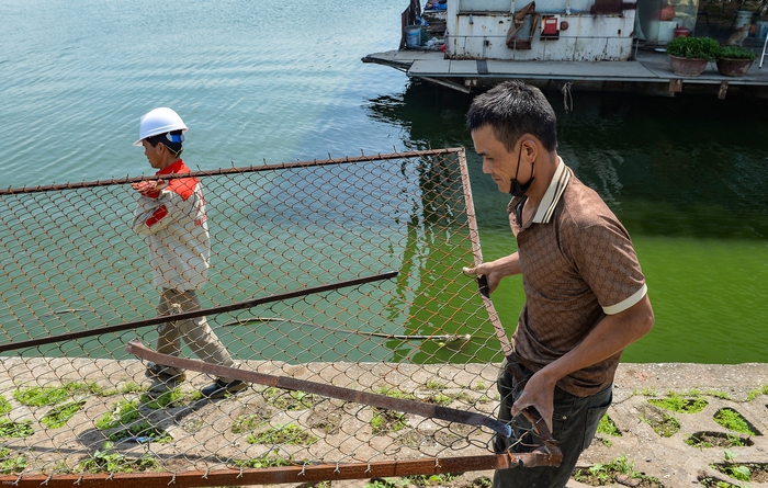 Hà Nội: Tháo dỡ du thuyền hàng chục tỷ bỏ hoang trên hồ Tây  - Ảnh 9.