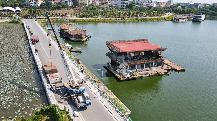 Hà Nội: Tháo dỡ du thuyền hàng chục tỷ bỏ hoang trên hồ Tây  - Ảnh 2.