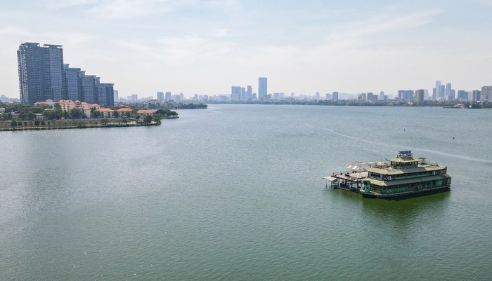 Hà Nội: Tháo dỡ du thuyền hàng chục tỷ bỏ hoang trên hồ Tây  - Ảnh 1.
