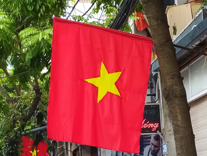 Hà Nội: UBND phường phát cờ Tổ quốc sai quy chuẩn cho người dân treo - Ảnh 1.