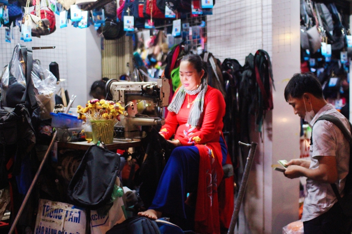 Người phụ nữ 20 năm ngồi sửa vali, túi xách ở ngã tư đường chỉ mặc áo dài - Ảnh 4.