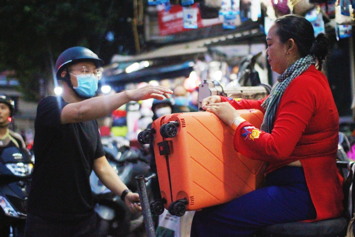 Người phụ nữ 20 năm ngồi sửa vali, túi xách ở ngã tư đường chỉ mặc áo dài - Ảnh 3.