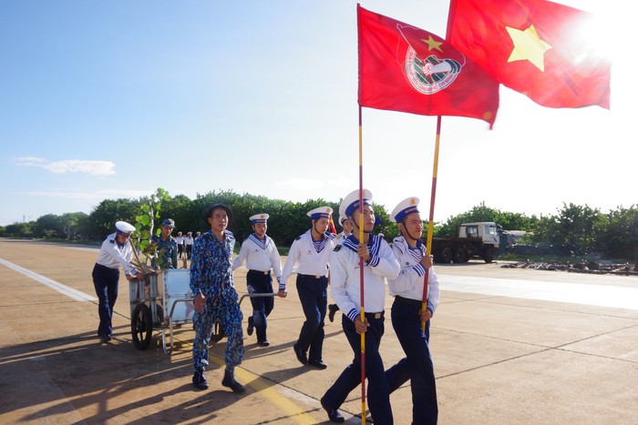 Quân, dân huyện đảo Trường Sa nỗ lực từng ngày nhân lên sắc xanh nơi đầu sóng  - Ảnh 4.