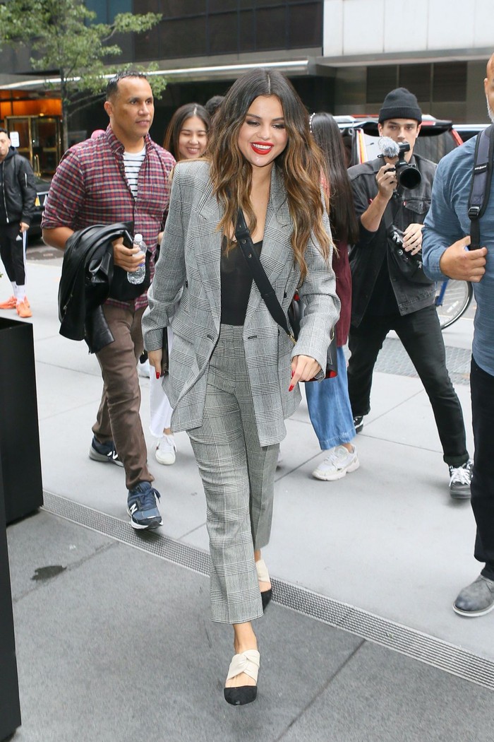 selena gomez arrives at her hotel in new york 10 28 2019 6 16658850467161178628147 - Mặc blazer trẻ trung như sao Hollywood