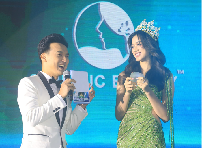 Hoa hậu Đỗ Hà thích thú trải nghiệm dịch vụ mới tại sự kiện của Thu Cúc - Ảnh 2.