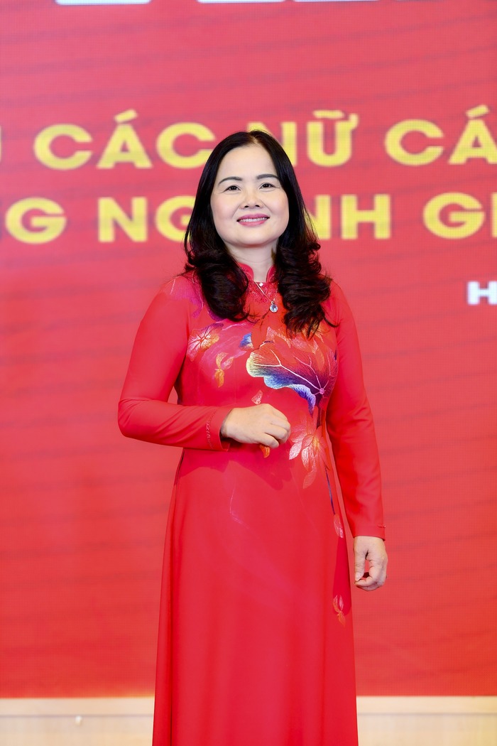 Bà  Lê Thị Nhung, Giám đốc Sở GD&ĐT tỉnh Quảng Trị diện mẫu áo dài biểu trưng lấy cảm hứng từ Quốc hoa Việt Nam