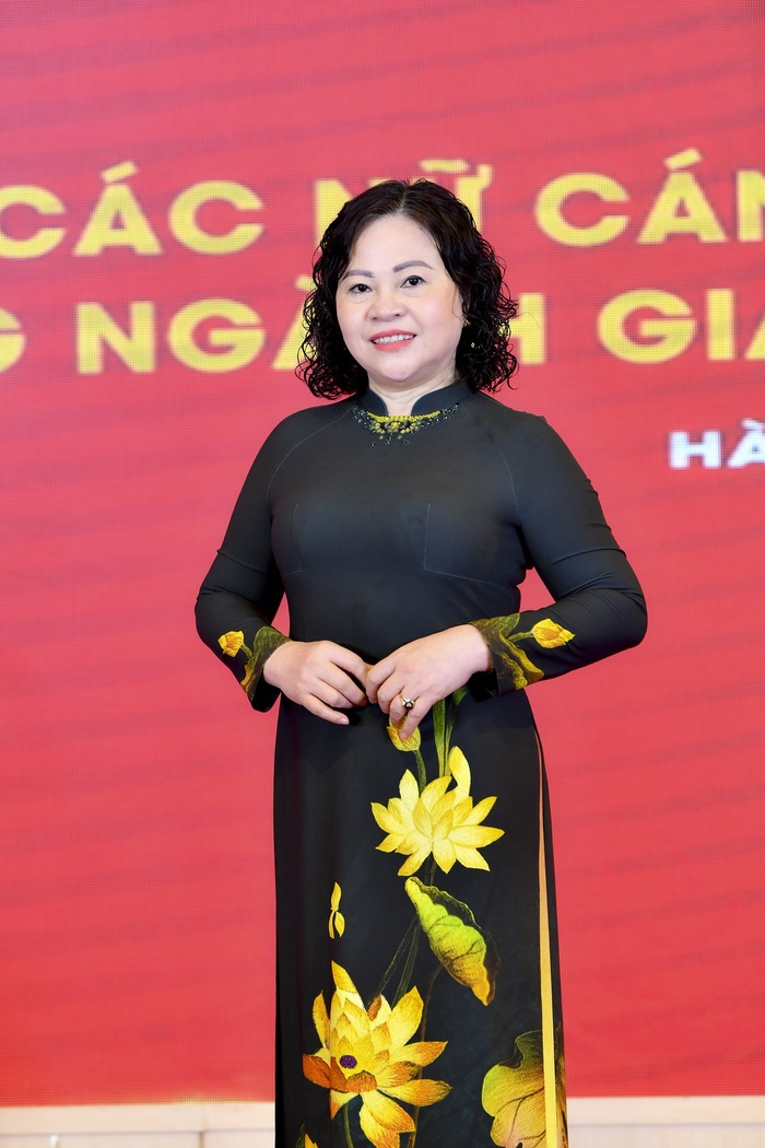 Bà Ngô Thị Minh - Thứ trưởng Bộ Giáo dục & Đào tạo trong buổi ra mắt Mẫu áo dài biểu trưng của Nhà giáo Việt Nam