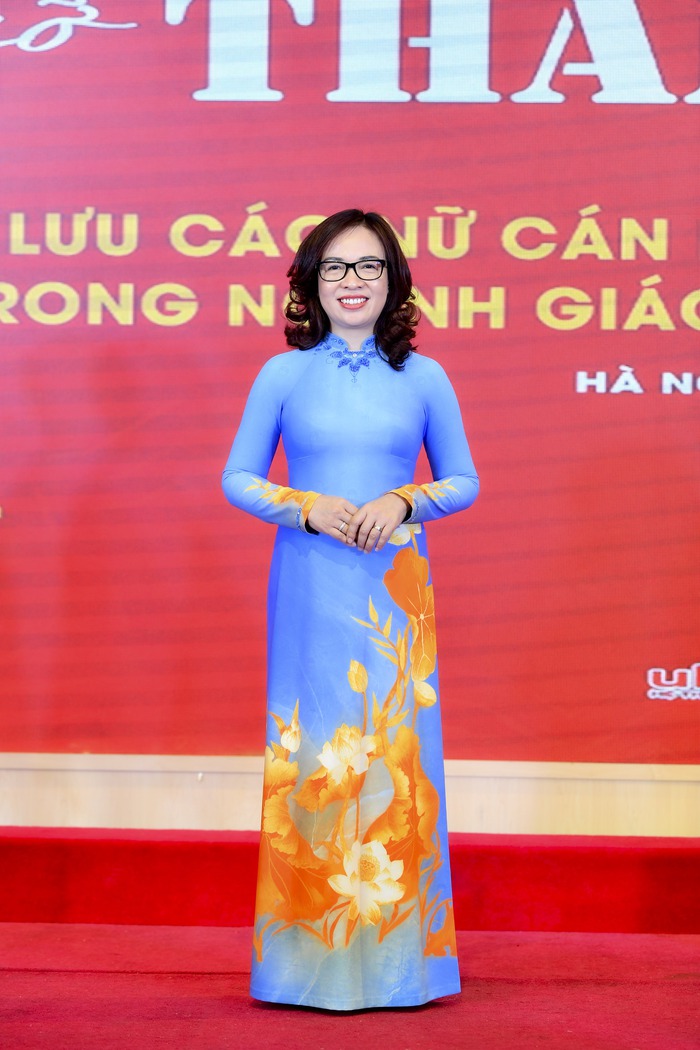 Bà Nguyễn Thị Nhung - Hiệu trường trường Đại học Mở Hà Nội diện thiết kế trong BST áo dài cho Nhà giáo Việt Nam có in chìm logo của Công đoàn Giáo dục