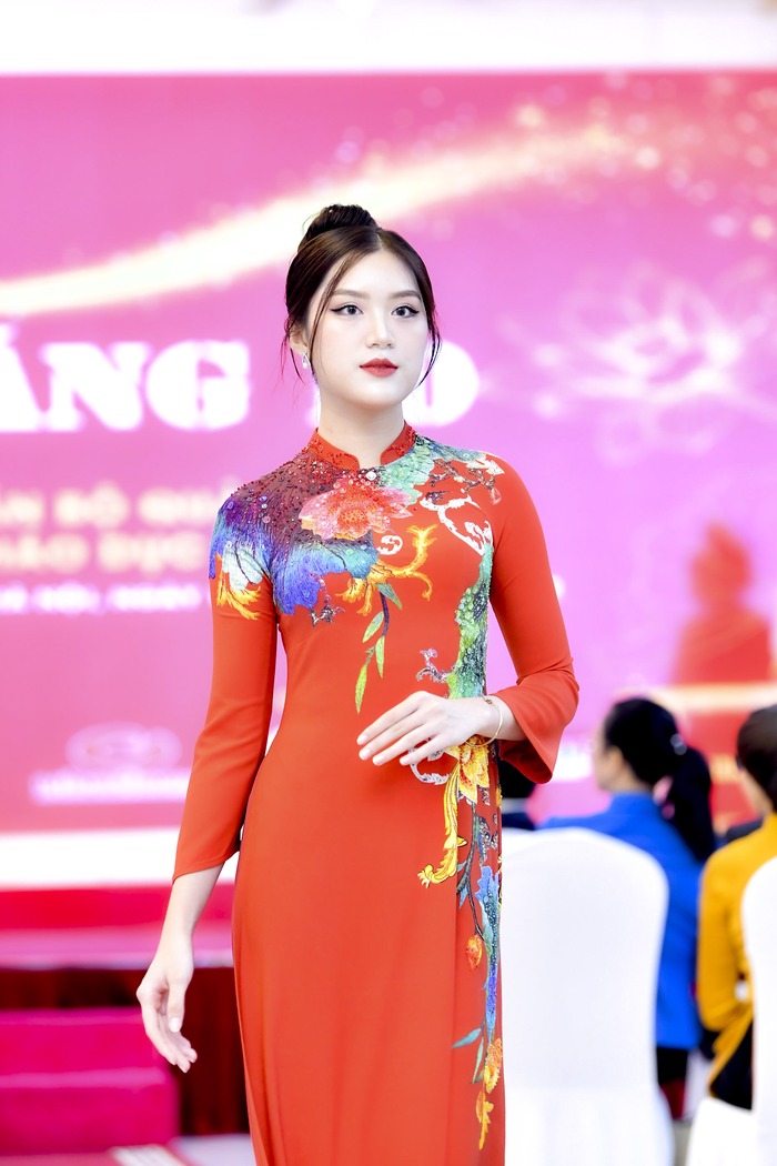 “Gặp gỡ tháng 10” ghi dấu lần đầu ra mắt mẫu áo dài biểu trưng của Nhà giáo Việt Nam từ sáng kiến của Công đoàn Giáo dục