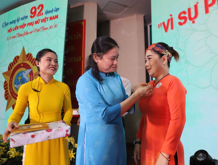 Những hoạt động vì cộng đồng và tiến bộ của phụ nữ được trao Giải thưởng Nguyễn Thị Định  - Ảnh 5.
