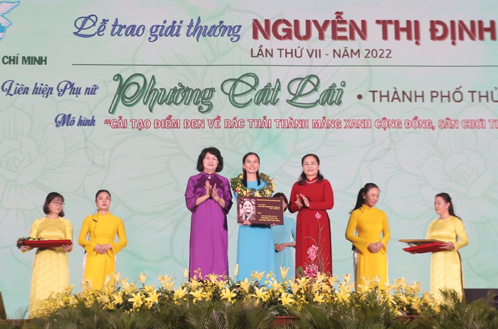 Những hoạt động vì cộng đồng và tiến bộ của phụ nữ được trao Giải thưởng Nguyễn Thị Định  - Ảnh 1.