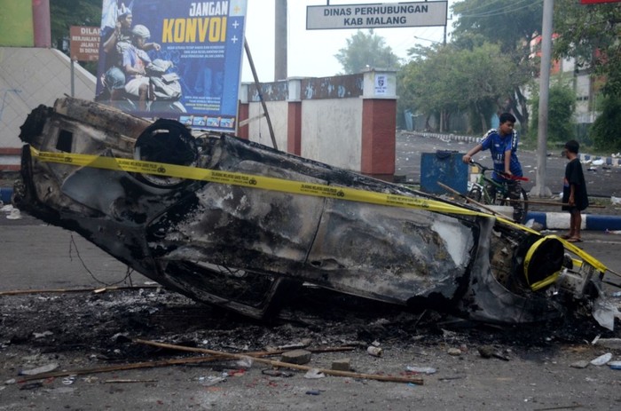 Indonesia: Cảnh sát nói lý do dùng hơi cay trong vụ giẫm đạp ở sân bóng đá, ít nhất 127 người thiệt mạng - Ảnh 5.