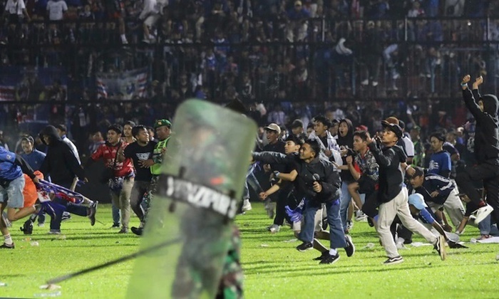 Indonesia: Cảnh sát nói lý do dùng hơi cay trong vụ giẫm đạp ở sân bóng đá, ít nhất 127 người thiệt mạng - Ảnh 6.