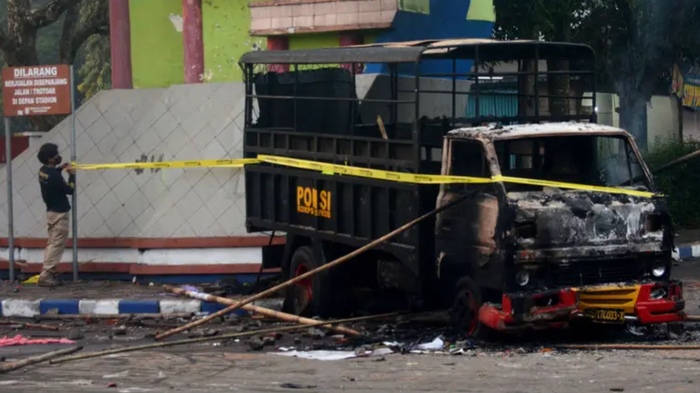 Indonesia: Cảnh sát nói lý do dùng hơi cay trong vụ giẫm đạp ở sân bóng đá, ít nhất 127 người thiệt mạng - Ảnh 2.