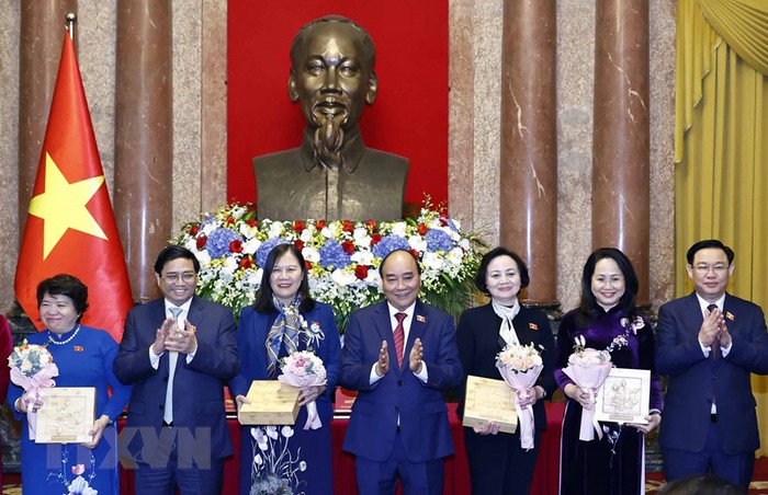 Chủ tịch nước Nguyễn Xuân Phúc gặp mặt các nữ đại biểu nhân ngày Phụ nữ Việt Nam 20/10 - Ảnh 5.
