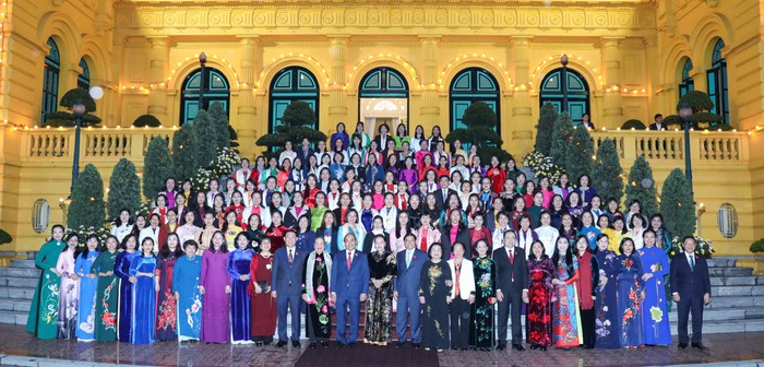 Chủ tịch nước Nguyễn Xuân Phúc gặp mặt các nữ đại biểu nhân ngày Phụ nữ Việt Nam 20/10 - Ảnh 8.