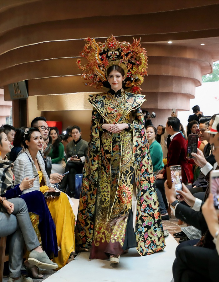 Siêu mẫu gốc Tây Ban Nha Andrea Aybar trong tà áo dài Việt