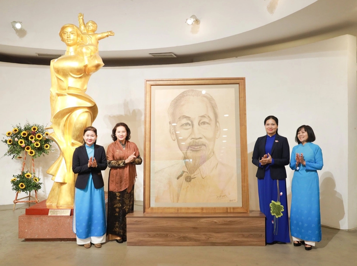 Đại diện Hội LHPN Việt Nam tiếp nhận bức tranh do nguyên Chủ tịch Quốc hội Nguyễn Thị Kim Ngân trao tặng