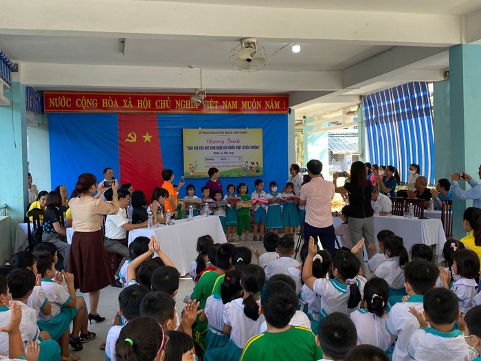 Trao quà cho học sinh Đà Nẵng bị ảnh hưởng bởi lũ lụt - Ảnh 2.