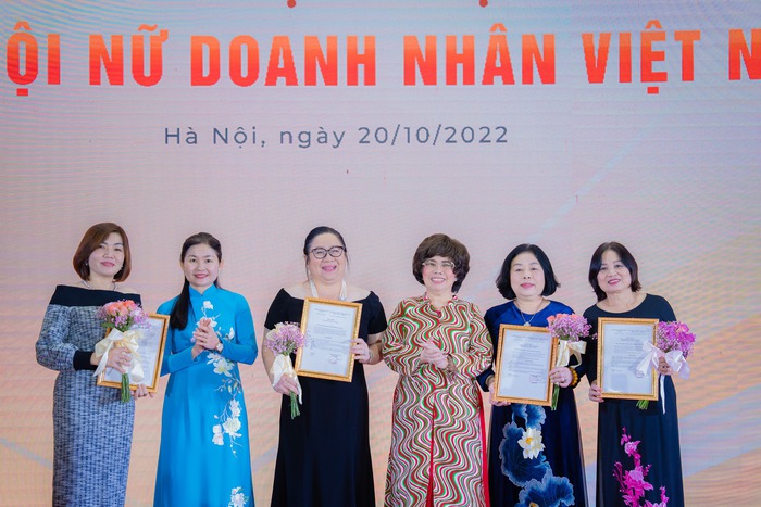 Nữ doanh nhân Việt Nam chạm yêu thương, lãng đạo tạo đột phá - Ảnh 8.