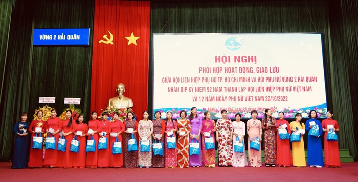 Phụ nữ Vùng 2 Hải quân và Hội LHPN Thành phố Hồ Chí Minh giao lưu, trao đổi kinh nghiệm hoạt động Hội  - Ảnh 2.