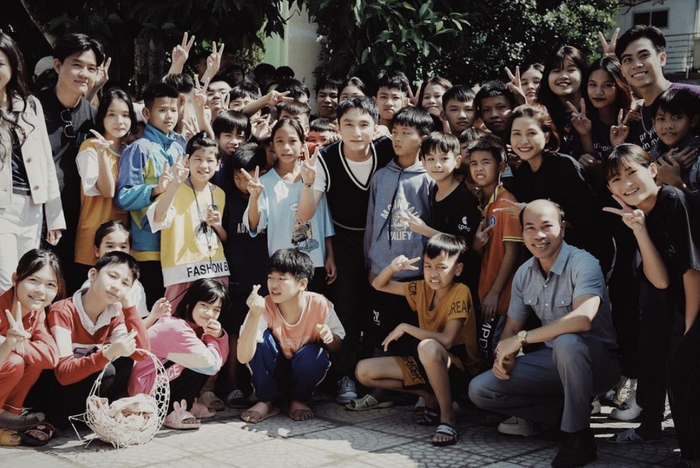 Sơn Tùng làm từ thiện, được trẻ em vây kín xin chữ ký - Ảnh 8.