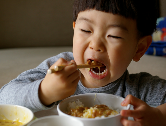 4 thói quen xấu khi ăn của trẻ cần loại bỏ - Ảnh 1.