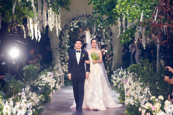 Đỗ Mỹ Linh cùng chồng sánh đôi cực ngọt ngào và những khoảnh khắc đẹp trong đám cưới  - Ảnh 2.