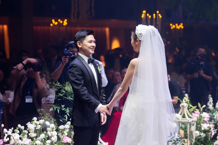 Đỗ Mỹ Linh cùng chồng sánh đôi cực ngọt ngào và những khoảnh khắc đẹp trong đám cưới  - Ảnh 4.