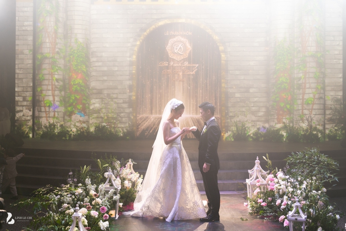 Đỗ Mỹ Linh cùng chồng sánh đôi cực ngọt ngào và những khoảnh khắc đẹp trong đám cưới  - Ảnh 3.