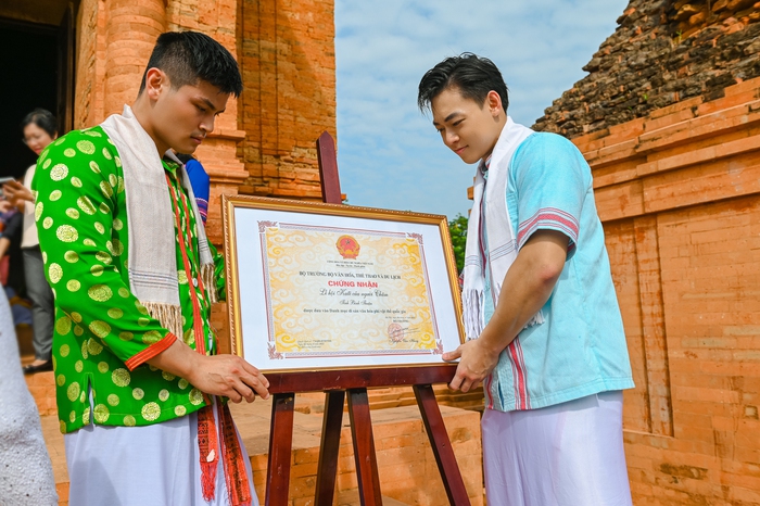 Kim Minh Sơn và Lâm Kim Khánh đảm nhận trọng trách rước Quyết định đưa Lễ hội Katê của người Chăm tỉnh Bình Thuận vào danh mục Di sản văn hóa phi vật thể quốc gia lên đền tháp chính Pô Sah Inư