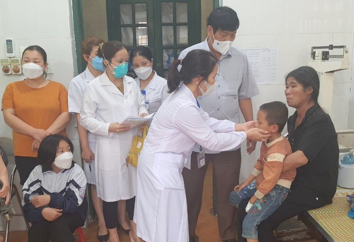 Hơn 700 học sinh phải nghỉ học do ốm, sốt: Sở Y tế cấp tốc vào cuộc - Ảnh 1.