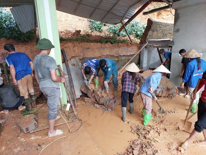 Các cấp Hội phụ nữ Thanh Hóa chung tay giúp người dân khắc phục ngập úng do mưa lũ - Ảnh 6.